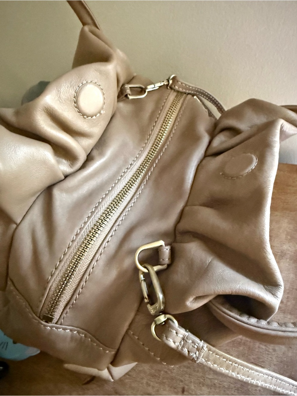 New HOBO International Darling Slouchy bag in a taupe leather - Picture 6 of 12